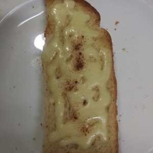 ココナッツ風味のチーズとシナモンシュガーのトースト